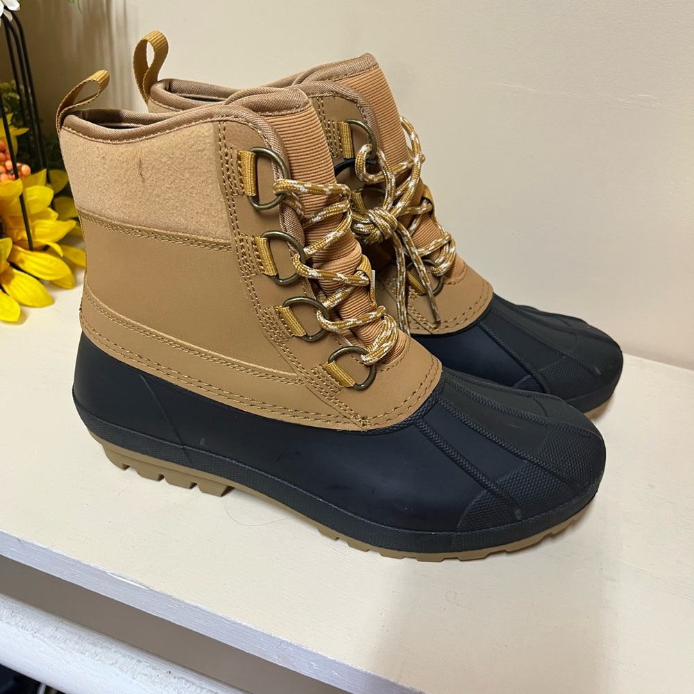 Universal‎ Thread Tan and Black Ankle Boots
